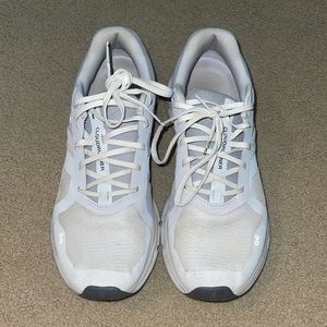 On cloud could runner tennis shoes